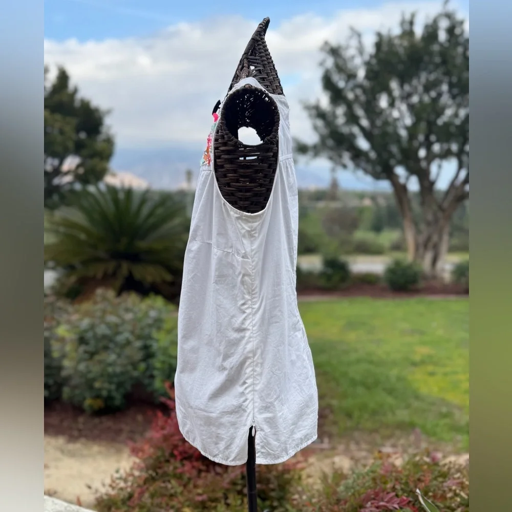 Talbot's sleeveless 100% cotton blouse with unique embroidered yoke - size 8P - Picture 4 of 6